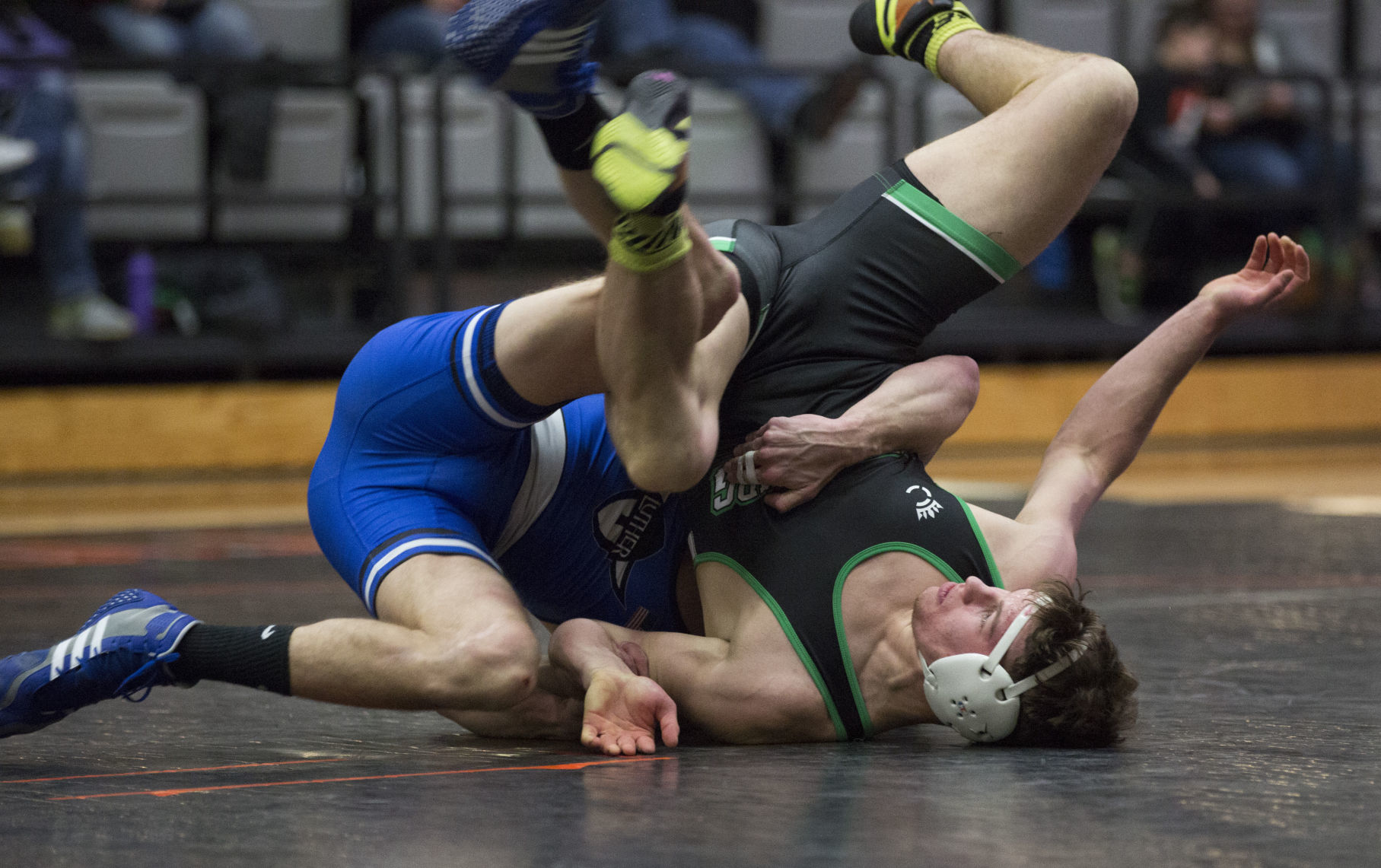 011019kw-wartburg-luther-wrestling-02
